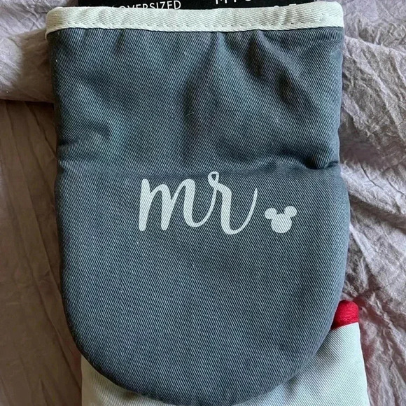 Disney Minnie and Mickey~Mr and Mrs oven mitts - Picture 2 of 4